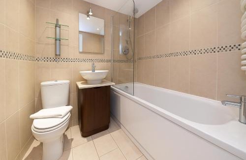 Avonmore and Brook Green Apartment | Elegant 2 Bedroom Apartment in Battersea