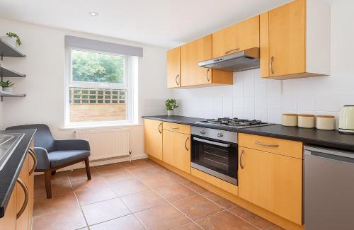 Avonmore and Brook Green Apartment | Elegant 2 Bedroom Apartment in Battersea