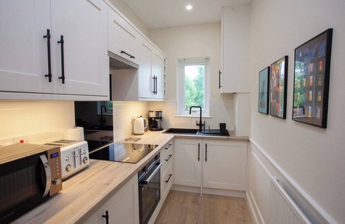 Glasgow Apartment | Elegant 2 Bedroom Flat in Giffnock