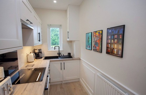 Glasgow Apartment | Elegant 2 Bedroom Flat in Giffnock