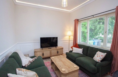 Glasgow Apartment | Elegant 2 Bedroom Flat in Giffnock