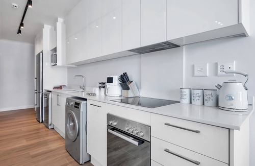 Claremont Apartment | Elegant 2 Bedroom | Rooftop Pool | Mountain Views
