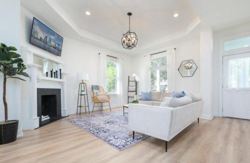 Springfield Apartment | Elegant 2 BR apt in the heart of historic SPR - 5 min drive to TIAA Bank Field