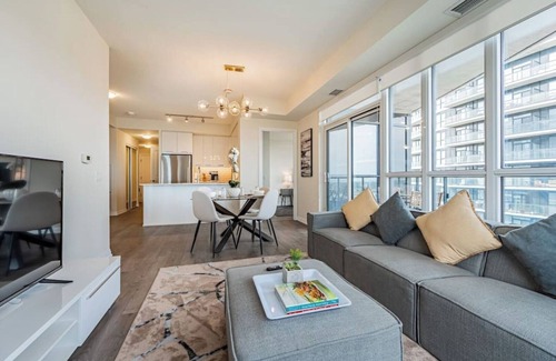 Hurontario Condo | Elegant 2+Den, 2 Bath, Breathtaking View, Parking