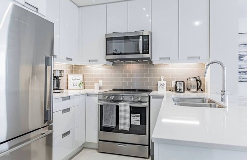 Hurontario Condo | Elegant 2+Den, 2 Bath, Breathtaking View, Parking