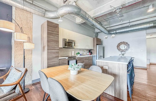 Downtown Dallas Apartment | Elegant 2BD | DT Dallas | Sleeps 16 | Free Parking