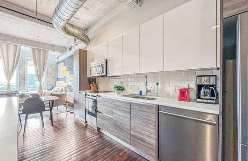 Downtown Dallas Apartment | Elegant 2BD | DT Dallas | Sleeps 16 | Free Parking