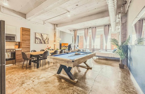 Downtown Dallas Apartment | Elegant 2BD | DT Dallas | Sleeps 16 | Free Parking