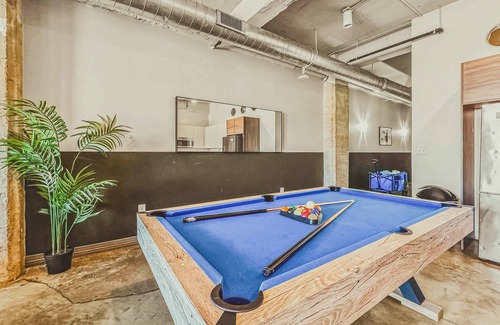 Downtown Dallas Apartment | Elegant 2BD | DT Dallas | Sleeps 16 | Free Parking