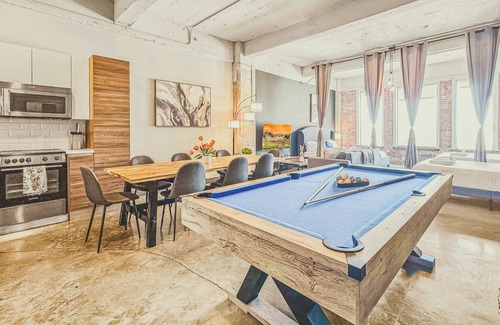 Downtown Dallas Apartment | Elegant 2BD | DT Dallas | Sleeps 16 | Free Parking