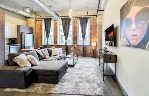 Downtown Dallas Apartment | Elegant 2BD | DT Dallas | Sleeps 5 | Free Parking