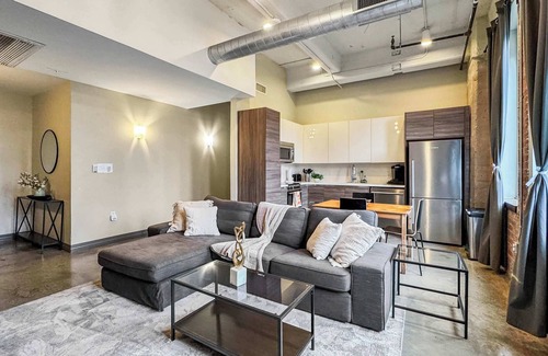 Downtown Dallas Apartment | Elegant 2BD | DT Dallas | Sleeps 5 | Free Parking