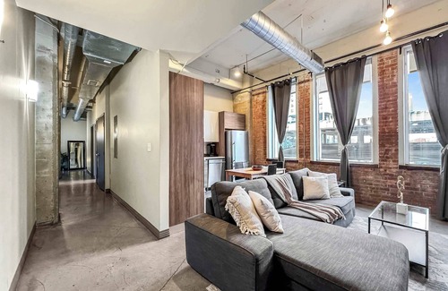 Downtown Dallas Apartment | Elegant 2BD | DT Dallas | Sleeps 5 | Free Parking