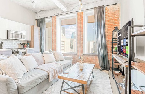 Downtown Dallas Apartment | Elegant 2BD | DT Dallas | Sleeps 6 | Free Parking