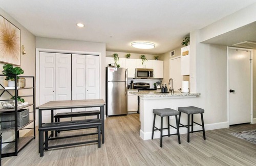 Astrodome Apartment | Elegant 2BD King in Master, NRG/TMC, Fireplace!