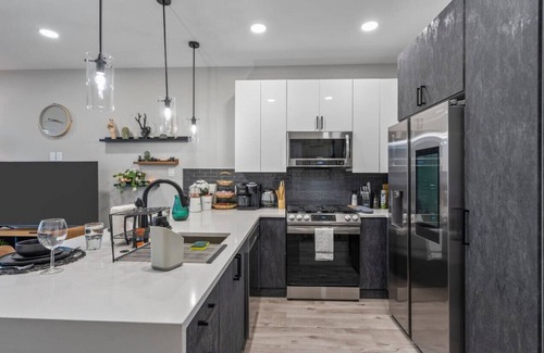 Fort Worth House | Elegant 2BDTownhouse: 7St Walkable, Modish & Sharp