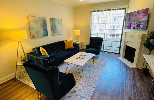 Beverly Grove Apartment | Elegant 2BR/2BA Stay- Burton Way, Beverly Hills