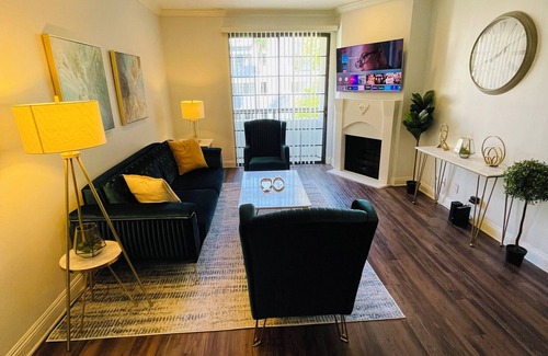 Beverly Grove Apartment | Elegant 2BR/2BA Stay- Burton Way, Beverly Hills