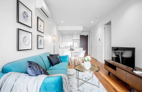 Footscray Apartment | Elegant 2BR@Footscray Station