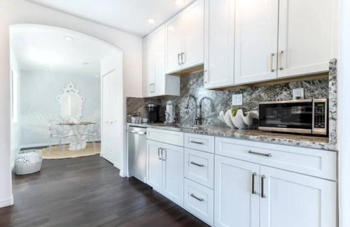 Southside House | Elegant 2BR Home w/King Bed, MegaYard & Tank Pool