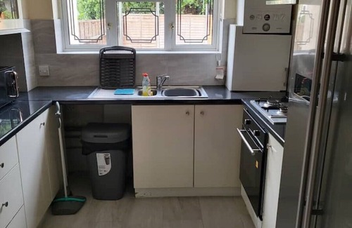 Dagenham House | Elegant 3-Bed Home with free wi fi & free parking