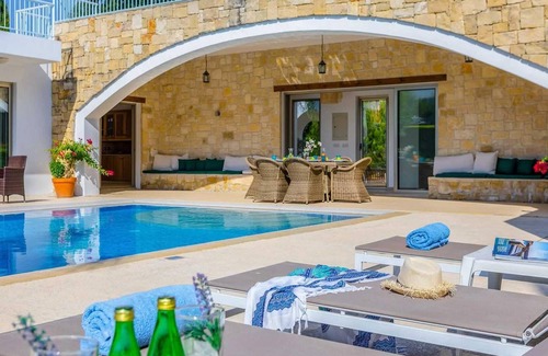 Giolou Villa | Elegant 3 bed villa with hot tub room!