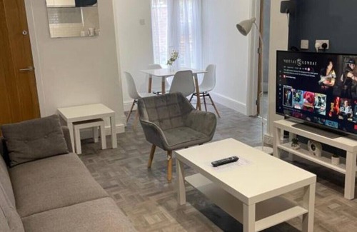 Cradley Apartment | Elegant 3 Bedroom Apartment