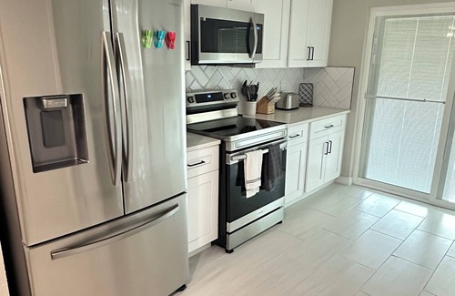 San Antonio House | Elegant 3-bedroom house in awesome San Antonio with WiFi and garage for parking.