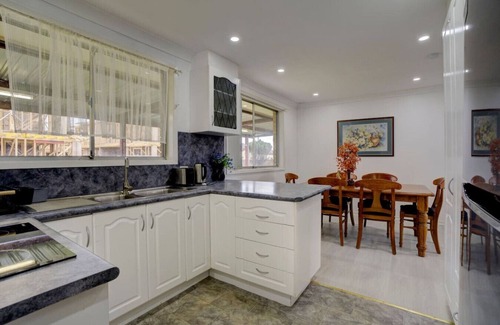 Werrington House | Elegant 3 Bedroom Haven Getaway Close to Golf Club