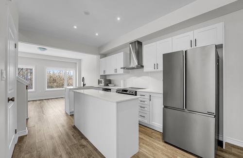 Cambridge House | Elegant 3-Story Townhouse | Ensuite Bath, Office & Free Parking