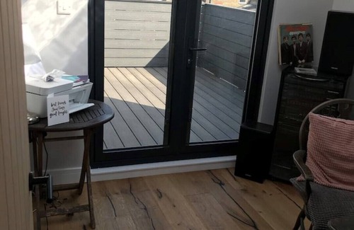 Stroud Green Apartment | Elegant 3bed Crouchend in style with roof terrace