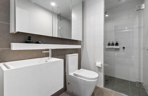 Docklands Apartment | Elegant 3BR 3BA with River and Sea Views Docklands