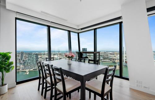 Docklands Apartment | Elegant 3BR 3BA with River and Sea Views Docklands