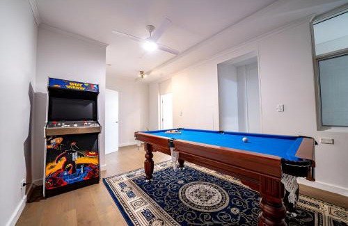 Woollahra Apartment | Elegant 3BR Apt -Bondi Junction & Stunning Skyline