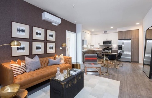 Menlo Park Condo | Elegant 3BR Condo with Outdoor Pool and Fire Pit at Elan Menlo