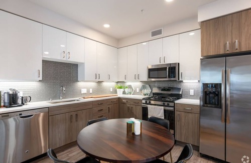 Menlo Park Condo | Elegant 3BR Condo with Outdoor Pool and Fire Pit at Elan Menlo