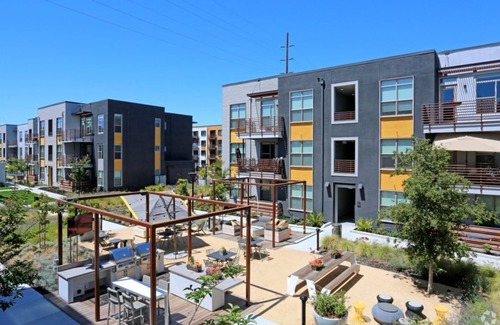 Menlo Park Condo | Elegant 3BR Condo with Outdoor Pool and Fire Pit at Elan Menlo