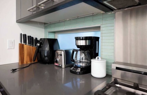 Roosevelt House | Elegant 3BR Home by UW w/AC – Trendy & Spacious