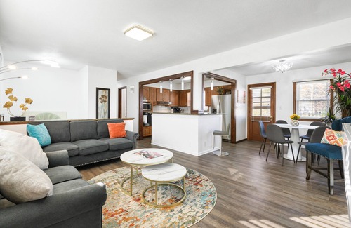 Waldron House | Elegant 3BR Home in Vibrant KC Area MOKA796800