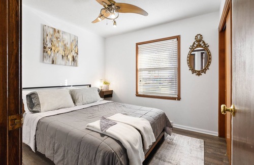 Waldron House | Elegant 3BR Home in Vibrant KC Area MOKA796800