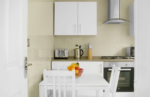 Primrose Hill Apartment | Elegant 3BR Near Paddington Station - Your Stylish Urban Retreat in London