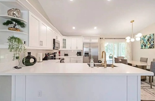 Fellowship House | Elegant 3BR Near WEC, Luxury, Comfort, Spacious by Zen Living