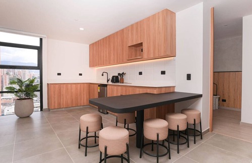 San Diego Apartment | Elegant 3BR w/Jacuzzi - Work-Friendly in Poblado