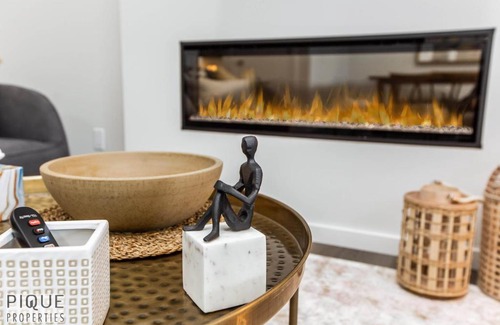 Southwest Edmonton House | Elegant 4 BDRM Ravine Home I w King Bed I Fireplace I Foosball & Fast WiFi!