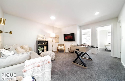 Southwest Edmonton House | Elegant 4 BDRM Ravine Home I w King Bed I Fireplace I Foosball & Fast WiFi!