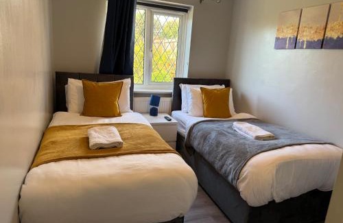 Woodingdean House | Elegant 4 Bedroom Brighton Home - Near South Downs - Stunning Sea Views - Pool Table - Free Parking for 4 Cars