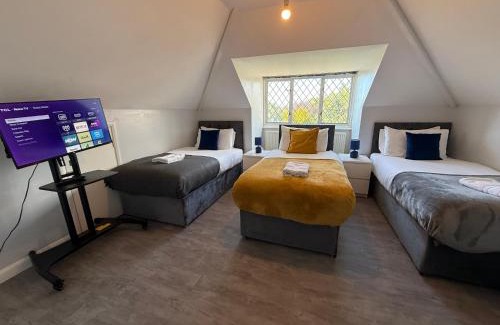 Woodingdean House | Elegant 4 Bedroom Brighton Home - Near South Downs - Stunning Sea Views - Pool Table - Free Parking for 4 Cars