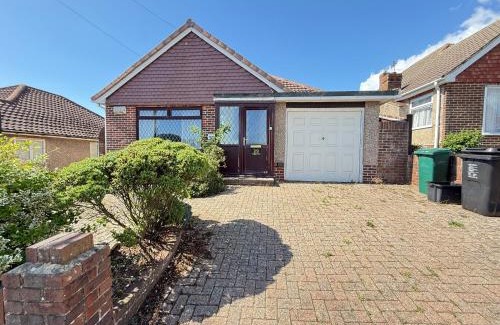 Woodingdean House | Elegant 4 Bedroom Brighton Home - Near South Downs - Stunning Sea Views - Pool Table - Free Parking for 4 Cars