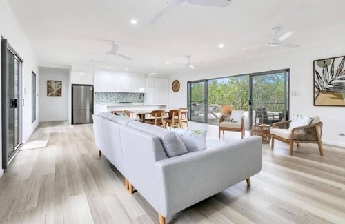 Humpty Doo House | Elegant 4 Bedroom Humpty Doo Getaway- Sleeps 12