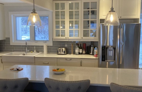 The Blue Mountains Cottage | Elegant 4 bedroom waterfront home with hot tub
